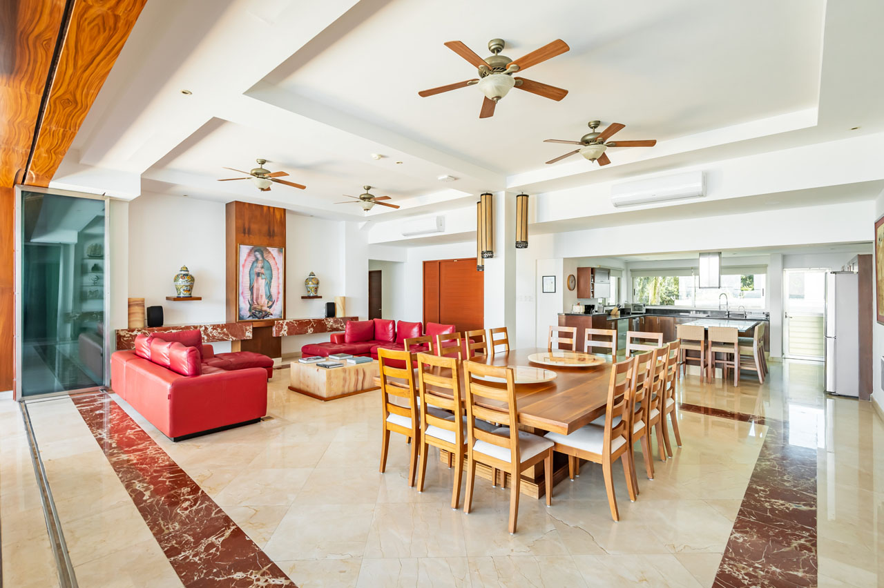 Open living room and fully equipped kitchen at Villa Delfines Isla Mujeres